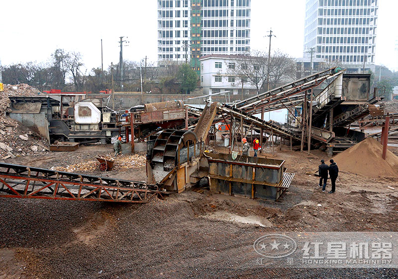 建筑垃圾制沙現(xiàn)場，配置車載制沙機